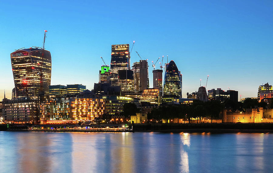 The view of London's city hall and modern skyscrapers at night ...