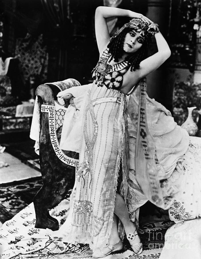 Theda Bara In Cleopatra Photograph by Bettmann | Fine Art America