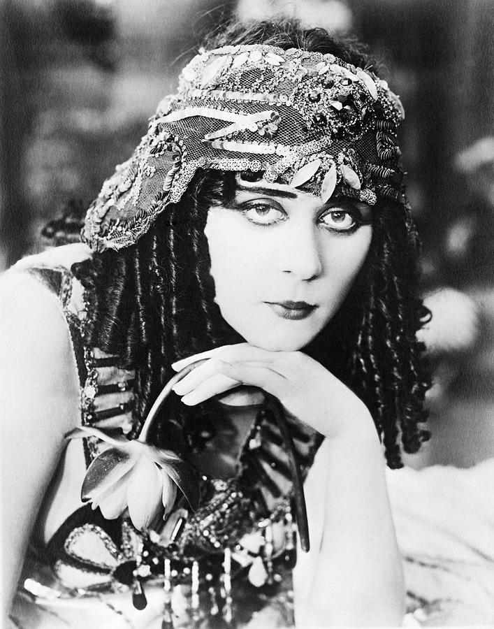 THEDA BARA in SALOME -1918-. Photograph by Album