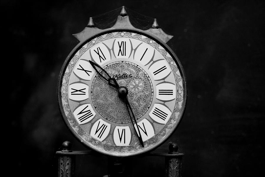 Старые часы песня слушать. Старинные часы. Антикварные часы. Красивые старинные часы. Черно белые старинные часы.