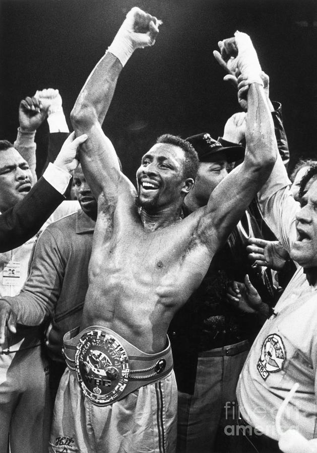 Thomas Hearns With Fists In Air Photograph by Bettmann - Fine Art America