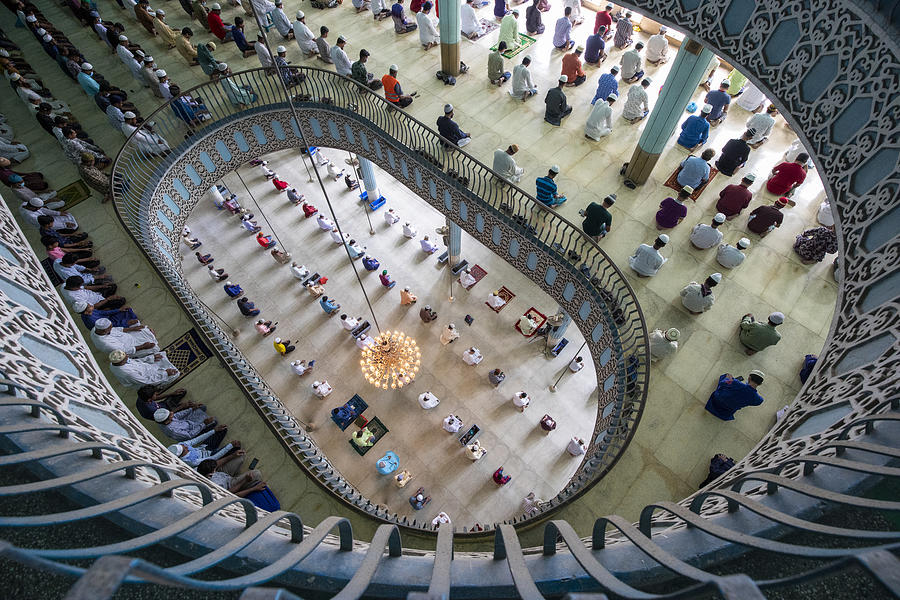 Up Movie Photograph - Thousands Pray In One Of Worlds Largest Mosques by Azim Khan Ronnie