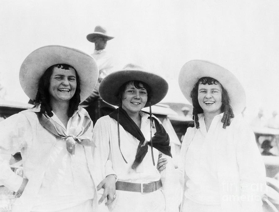 Three Gowgirls With Curls Photograph by Bettmann