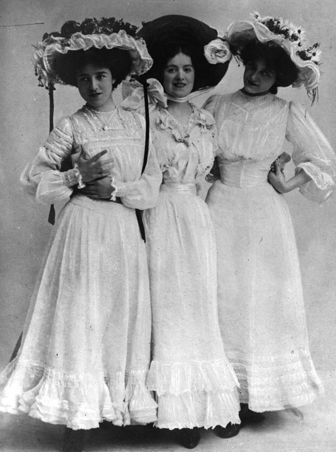 Music Photograph - Three Little Maids by Hulton Archive