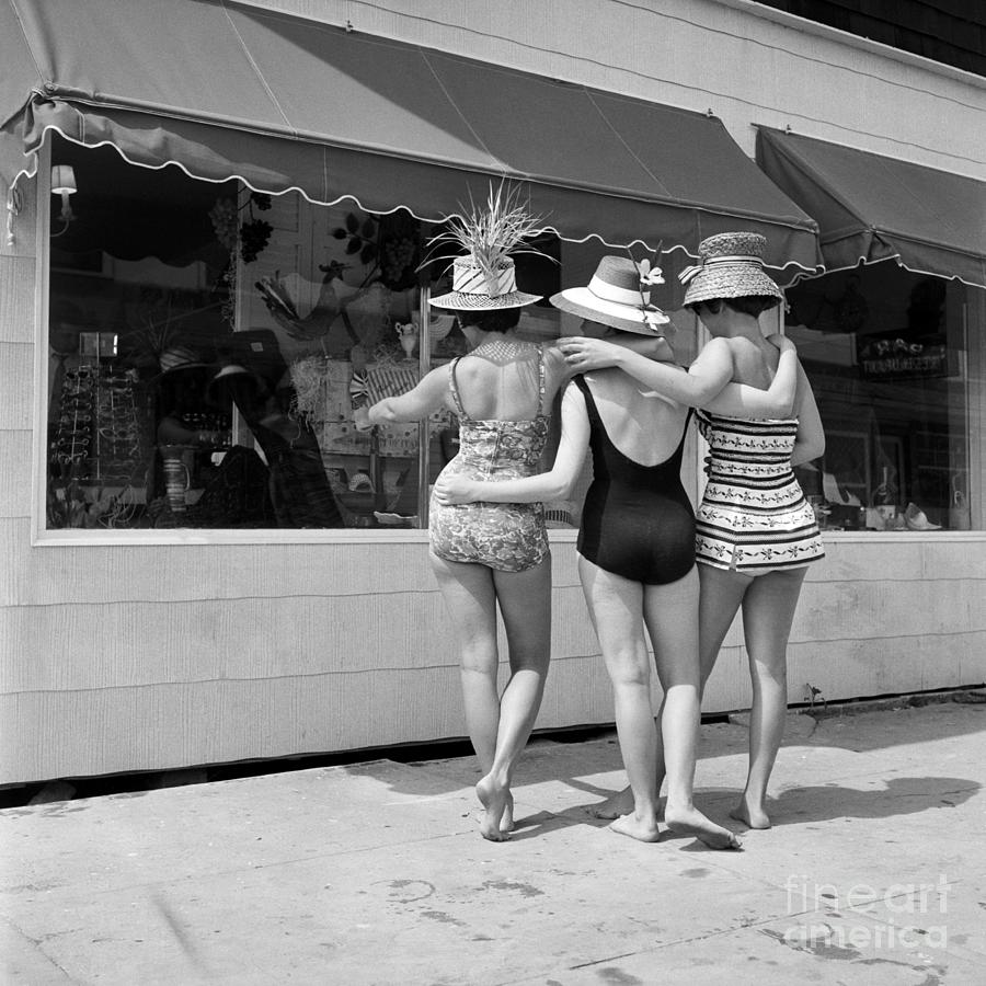 Three Women Window Shopping Photograph by Bettmann