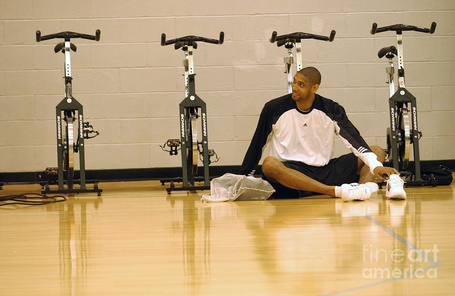 Tim Duncan Photograph - Tim Duncan Stretches by Andrew D. Bernstein