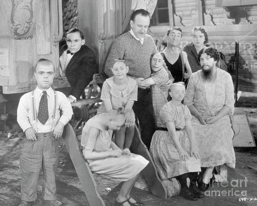 Tod Browning With Cast Members Photograph by Bettmann