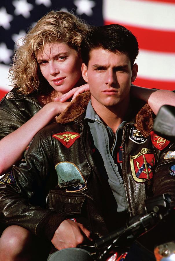 TOM CRUISE and KELLY MCGILLIS in TOP GUN -1986-. Photograph by Album