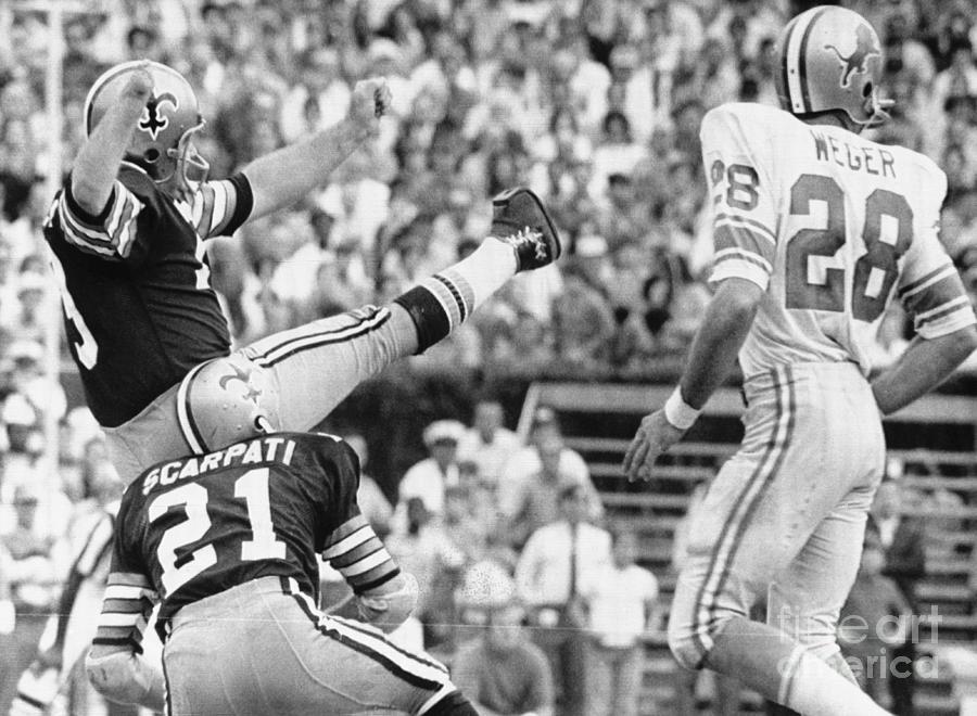 Tom Dempsey Kicking Record-setting Photograph by Bettmann Tom Dempsey Kicking Record-setting Photograph by Bettmann