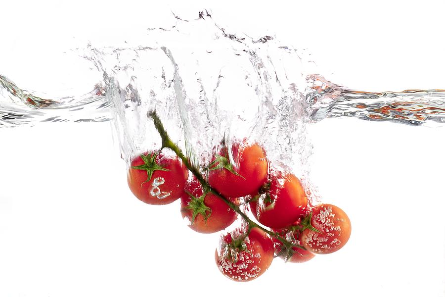 Tomatoes Falling Into Water Photograph by Raben, Sven C.