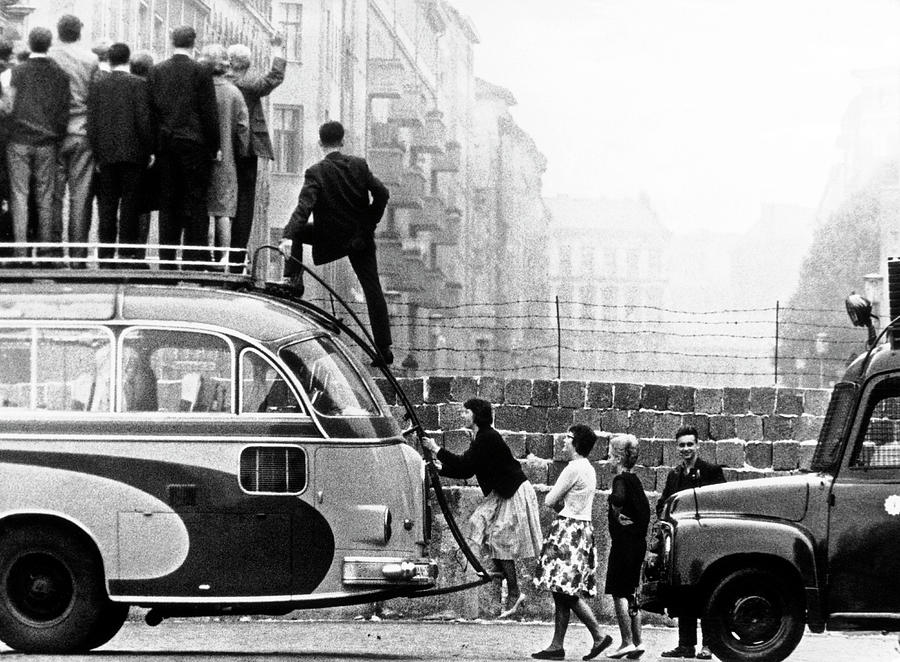 Tourists Before The Berlin Wall 1961 Photograph by Keystone-france