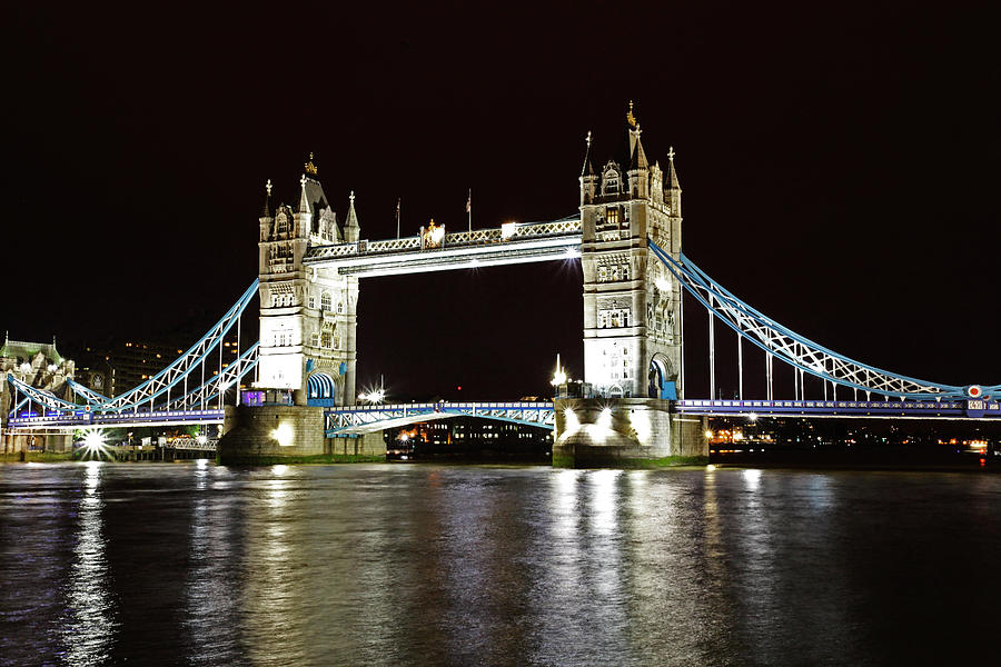 「tower bridge at night」的圖片搜尋結果