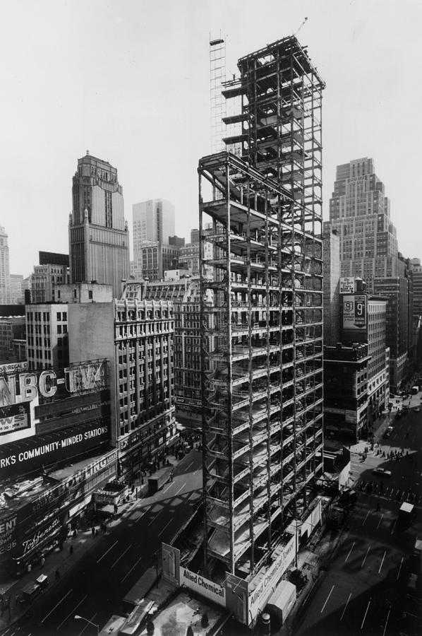 Tower In Times Square Photograph by Hulton Archive