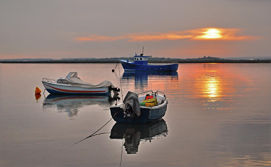 Tres Barcas Y El Sol Poniente Photograph by Juampiter