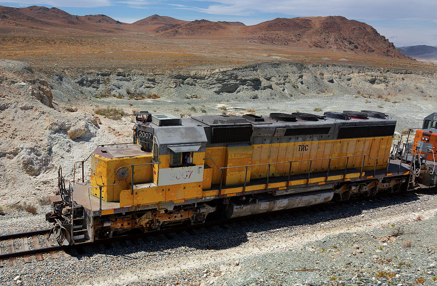 Trona Railway Company #2007 diesel locomotives powering through ...