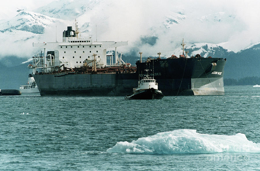 tugboat pulling exxon valdez, bettmann, 1980-1989,social issues,nautical ve...