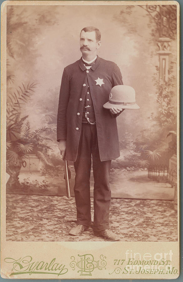 Turn-of-the-century Policeman Photograph by Bettmann