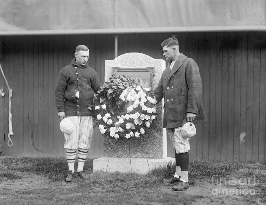 Two Men Placing A Wreath On A Monument Photograph by Bettmann