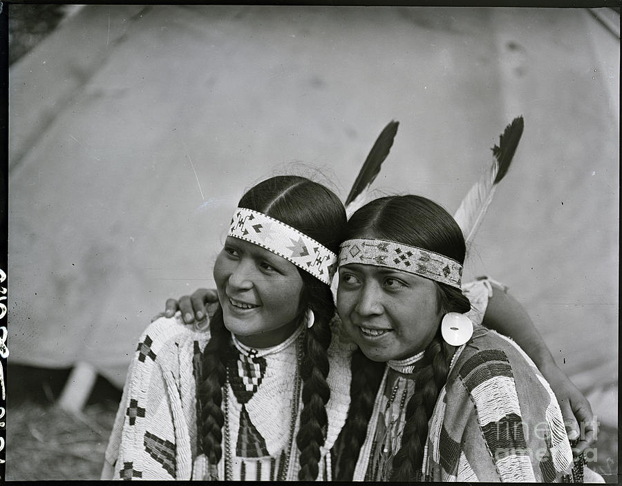 Two Native Am Women, Heads Together Photograph by Bettmann