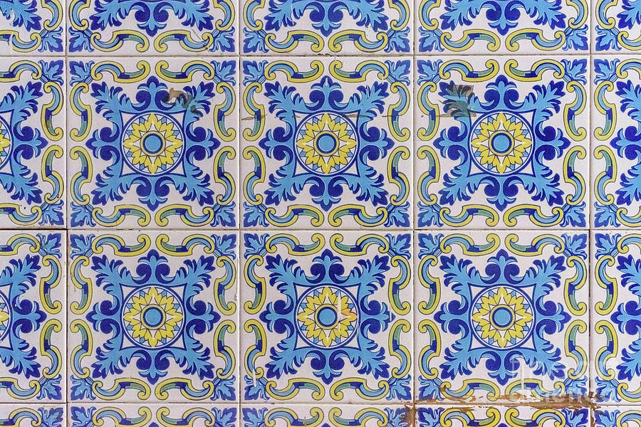 Typical Valencian tiles and slabs used to decorate the walls of the Barracas. Photograph by Joaquin Corbalan