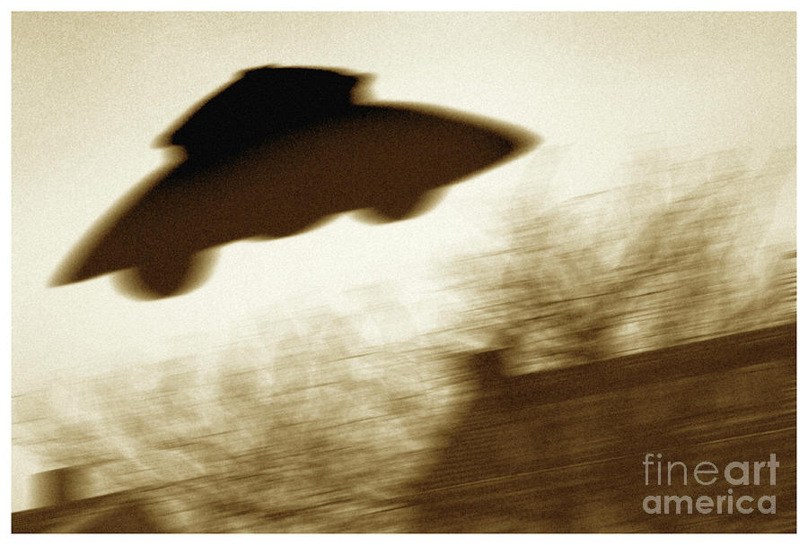Science Fiction Photograph - Ufo by Detlev Van Ravenswaay/science Photo Library