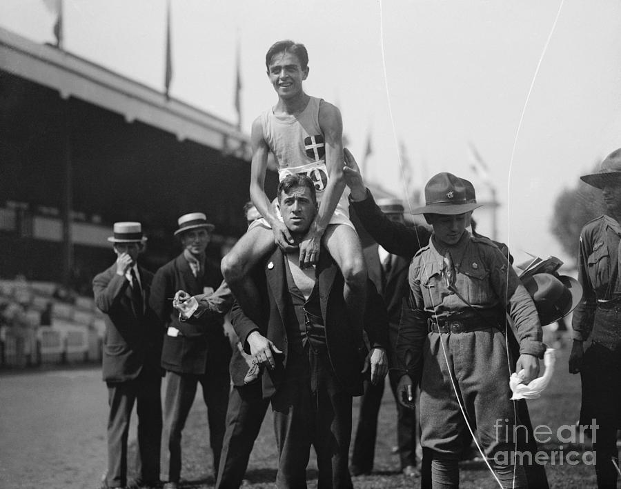 Ugo Frigerio Being Carried At Olympic Photograph by Bettmann