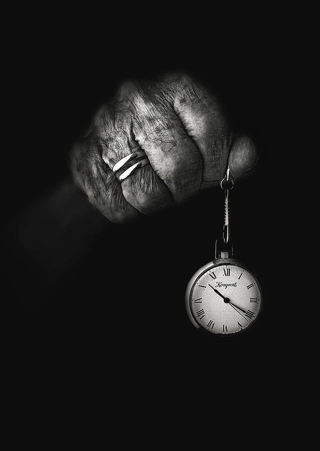 Clock Photograph - Un Tiempo Pequeo. by Juan Luis Seco