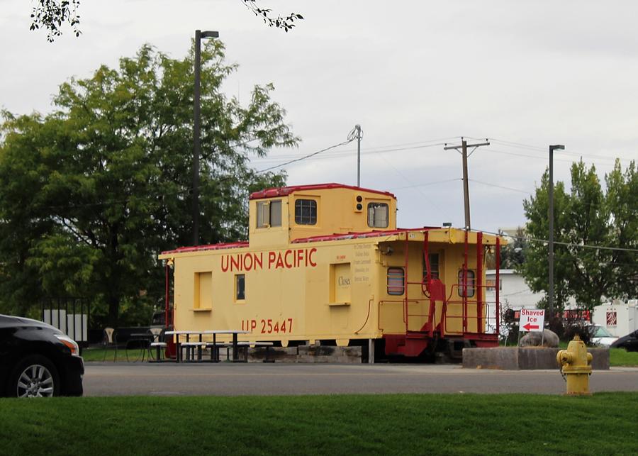 Cabooses Photograph - Union Pacific Caboose by Paul Meinerth