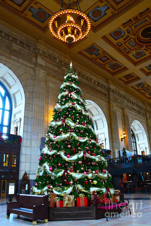 Union Station Decorates For Christmas In Kansas City Photograph