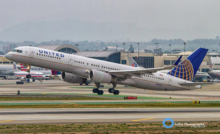 United 757 Takes Off Photograph by Frank Sellin
