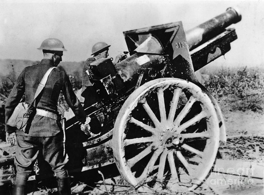 United States Troops Firing Howitzer Photograph by Bettmann - Fine Art ...