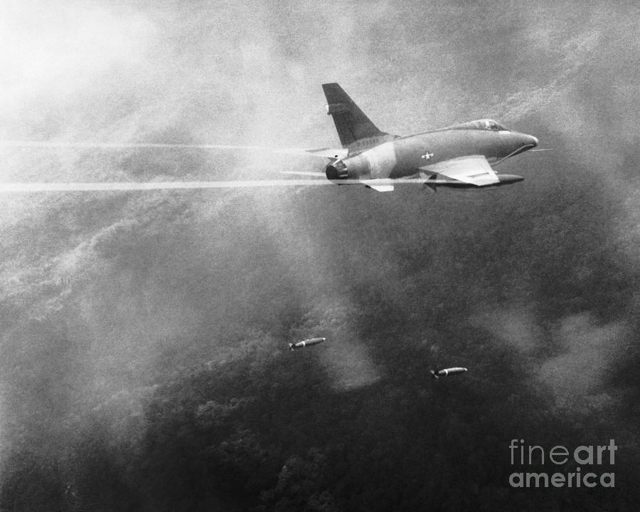 Us Air Force Super Sabre Jet Dropping Photograph by Bettmann