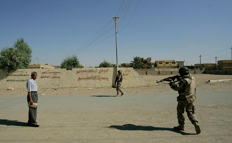 U.s. And Iraqi Forces Patrol Fallujah Photograph by Chris Hondros