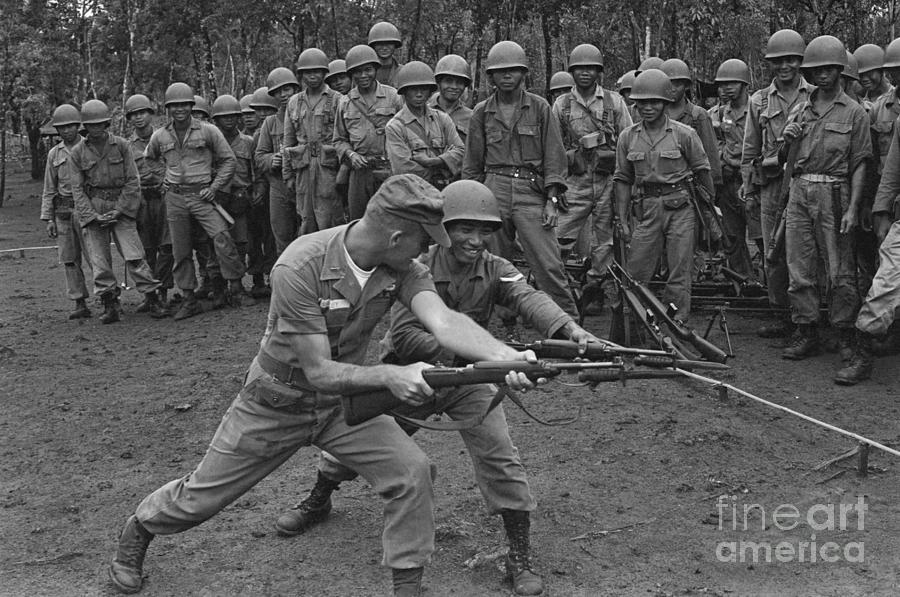 Us Army Ranger Trains Vietnamese Photograph by Bettmann