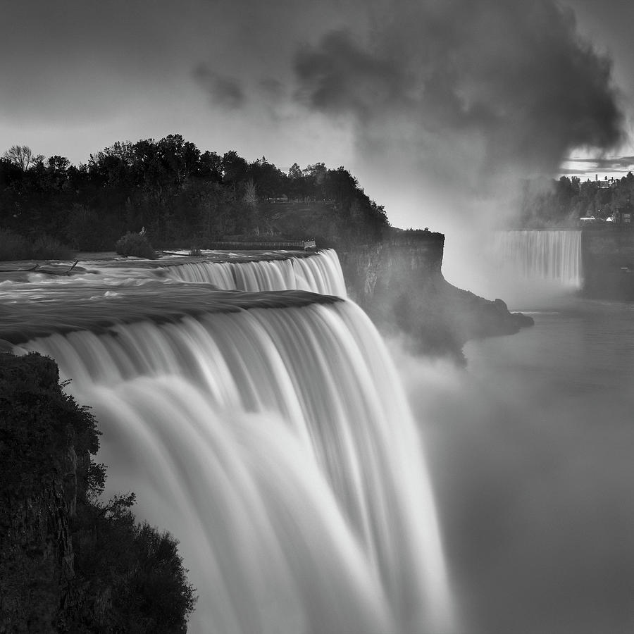 Black And White Photograph - Us Niagara Falls-1 by Moises Levy
