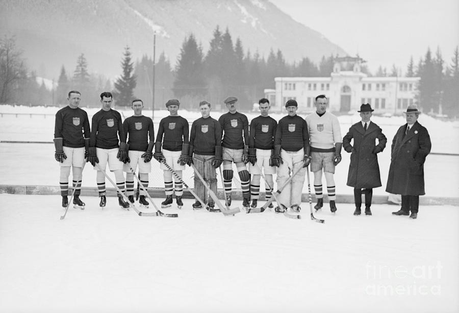 Us Olympic Hockey Team Posing Photograph by Bettmann