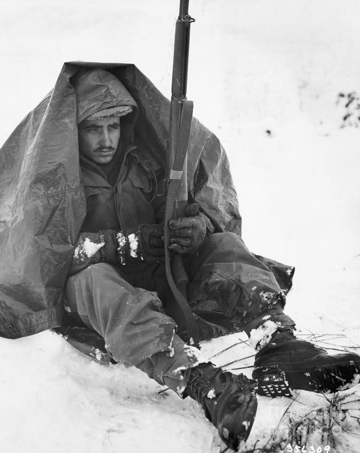 U.s. Soldier During Winter Fighting Photograph by Bettmann
