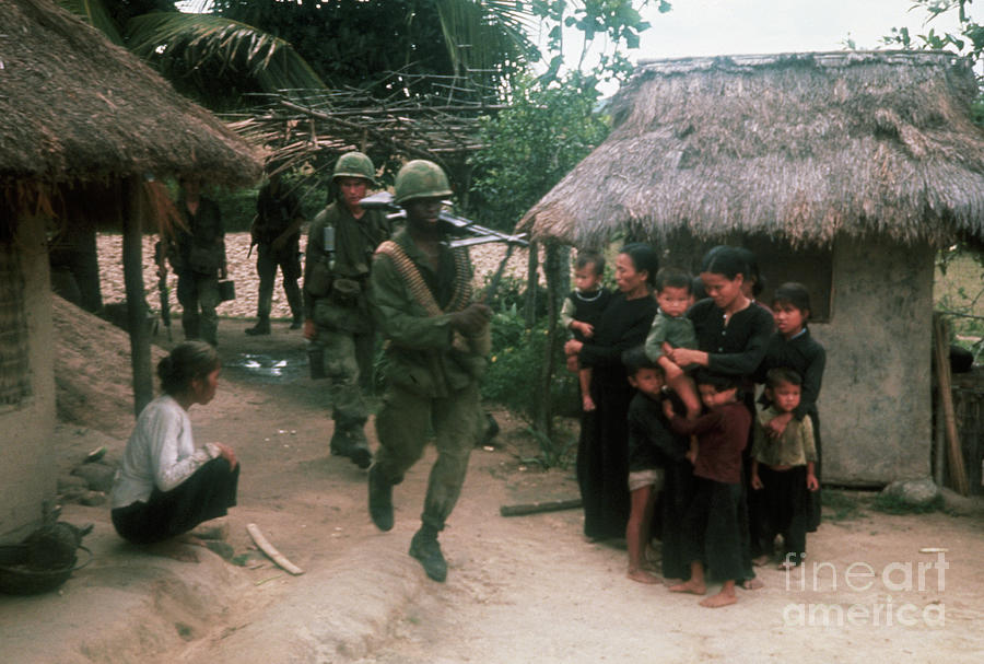 Us Soldiers Enter Vietnamese Village Photograph By Bettmann Fine