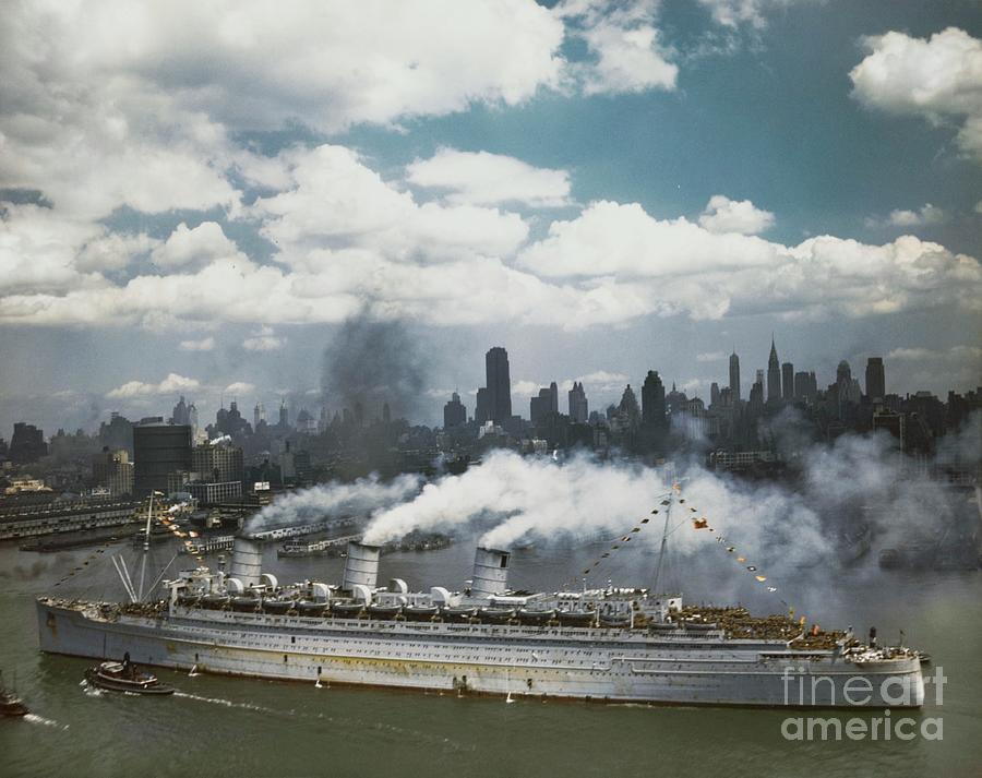 Us Troops Arriving In New York On The Queen Mary Photograph by Us Navy/science Photo Library