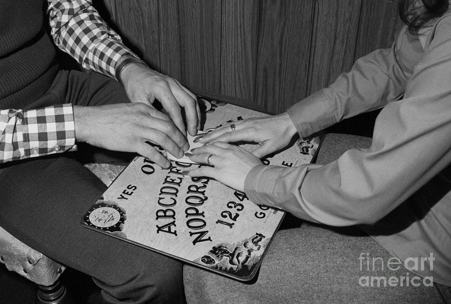 Using Ouija Board Photograph by Bettmann