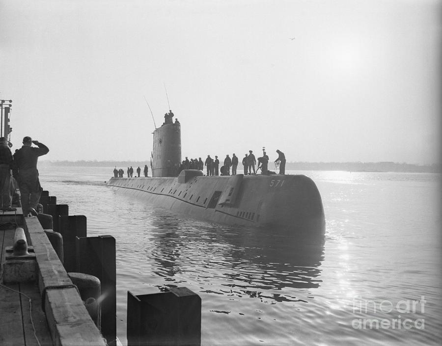 Uss Nautilus Preparing To Dock Photograph by Bettmann