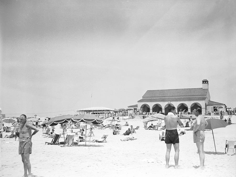Vacationers At South Hampton Beach Club Photograph by Bert Morgan