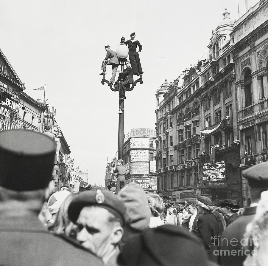 Ve Day Men On A Lamp Post, 8th May 1945 Photograph by 