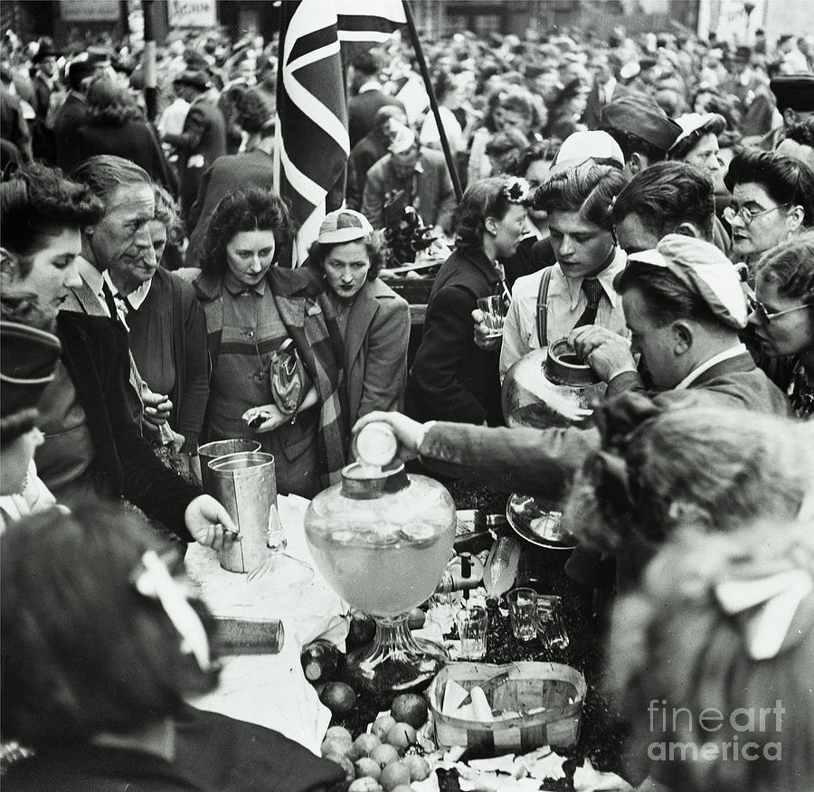 Ve Day Selling Drinks, 8th May 1945 Photograph by 