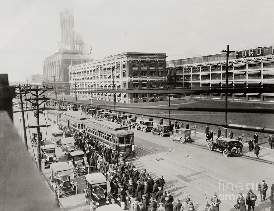 V1919 - Revue de Presse - Page 3 Vehicles-and-workers-outside-detroit-bettmann