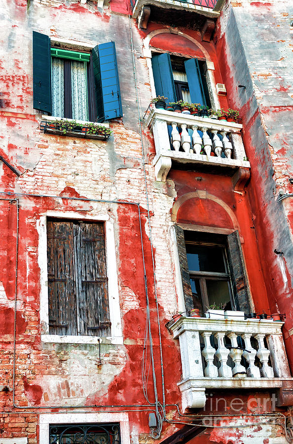 Venezia Window Sizes Photograph by John Rizzuto