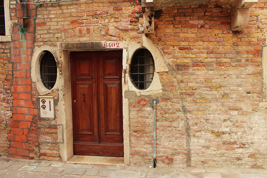 Brick Mixed Media - Venice Doorway by Les Mumm