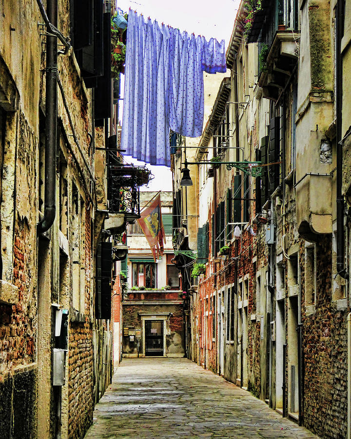 Venice Italy Alley Photograph by Helaine Cummins - Fine Art America