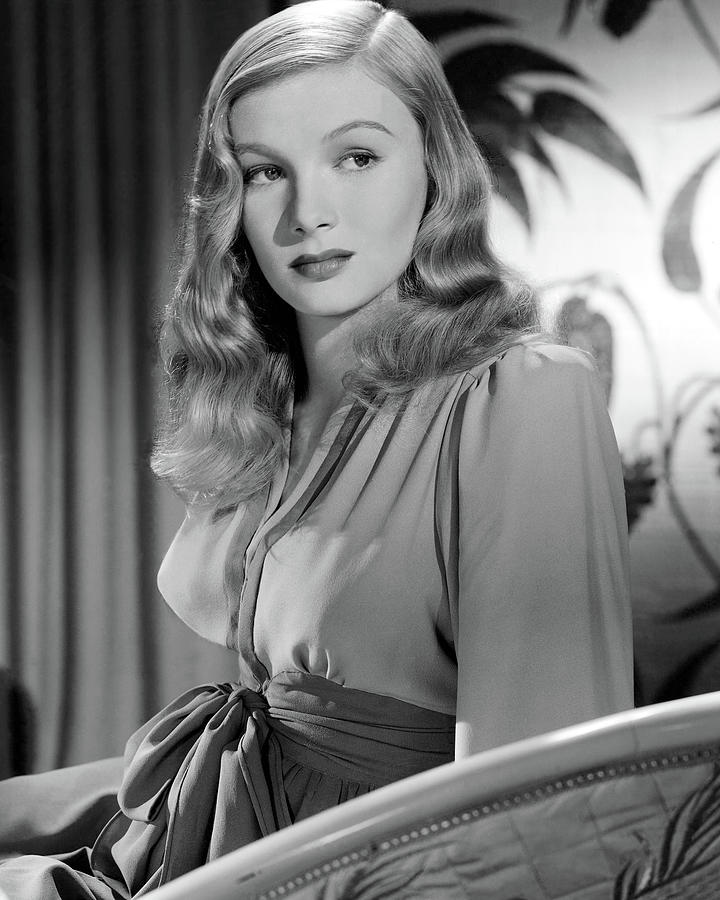 Veronica Lake Posed For Sullivan's Travels Photograph by Globe Photos ...