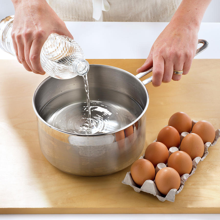 Verser Du Vinaigre Blanc Dans Une Casserole D?eau Et Porter a ...